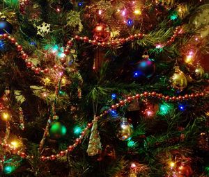 Превью обои елка, елочные игрушки, гирлянды, украшения, новый год, праздник, настроение
