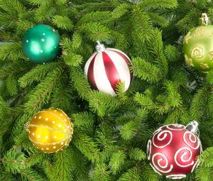 Превью обои елка, елочные игрушки, шары, разные, праздник, новый год