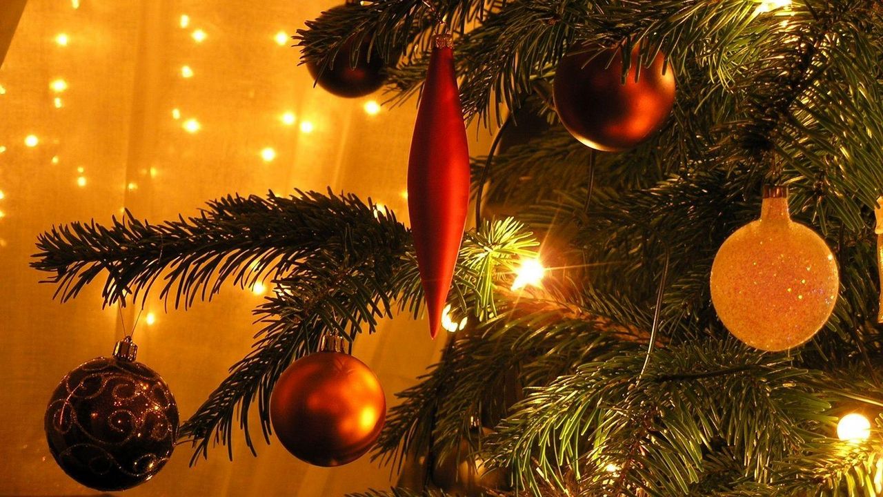 Обои елка, елочные игрушки, шары, гирлянда, праздник, рождество, новый год