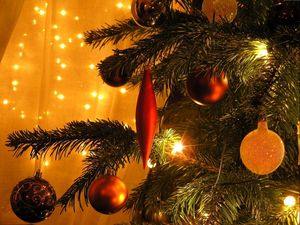 Превью обои елка, елочные игрушки, шары, гирлянда, праздник, рождество, новый год