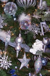 Превью обои елка, елочные игрушки, украшения, снежинки, сосульки, банты, новый год, праздник