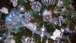 Превью обои елка, елочные игрушки, украшения, снежинки, сосульки, банты, новый год, праздник