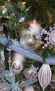 Превью обои елка, елочные игрушки, украшения, снежинки, бант, праздник, новый год