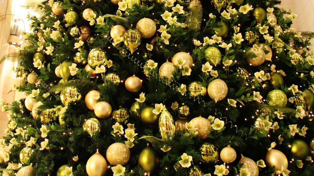 Обои елка, елочные игрушки, золото, новый год, праздник