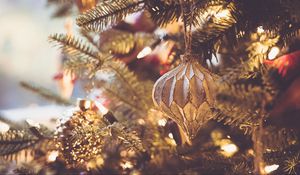 Превью обои елка, елочные украшения, гирлянда, новый год, рождество