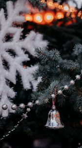 Превью обои елка, гирлянда, колокольчик, украшение, рождество, новый год