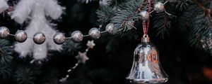 Превью обои елка, гирлянда, колокольчик, украшение, рождество, новый год