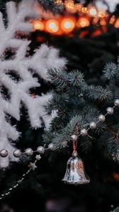 Превью обои елка, гирлянда, колокольчик, украшение, новый год, рождество