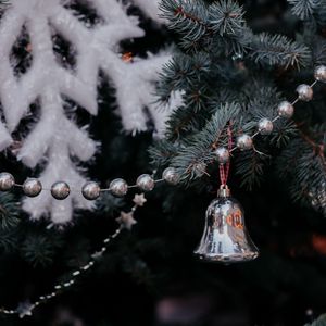 Превью обои елка, гирлянда, колокольчик, украшение, новый год, рождество