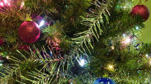 Превью обои елка, гирлянды, елочные игрушки, шары, мишура, праздник, новый год