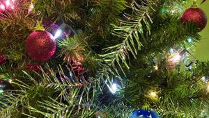 Превью обои елка, гирлянды, елочные игрушки, шары, мишура, праздник, новый год