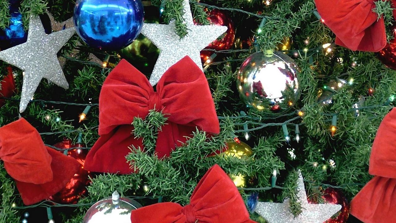 Обои елка, гирлянды, игрушки, банты, праздник, новый год