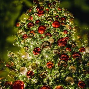 Превью обои елка, гирлянды, шары, украшения, новый год, рождество