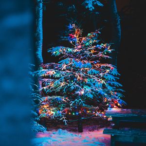 Превью обои елка, гирлянды, снег, новый год, рождество