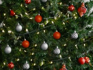 Превью обои елка, гирлянды, украшения, новый год, рождество, праздник