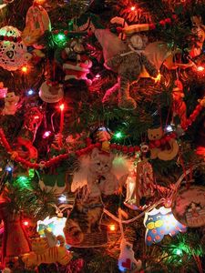 Превью обои елка, гирлянды, украшения, игрушки, кошки, новый год, праздник