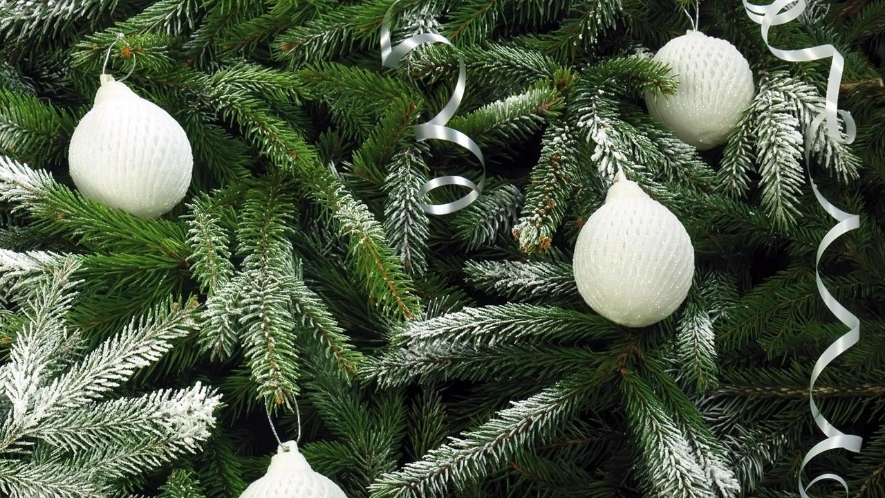 Обои елка, хвоя, елочные игрушки, снег, праздник, рождество