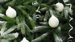 Превью обои елка, хвоя, елочные игрушки, снег, праздник, рождество