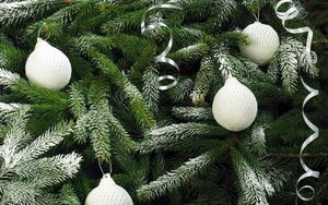 Превью обои елка, хвоя, елочные игрушки, снег, праздник, рождество