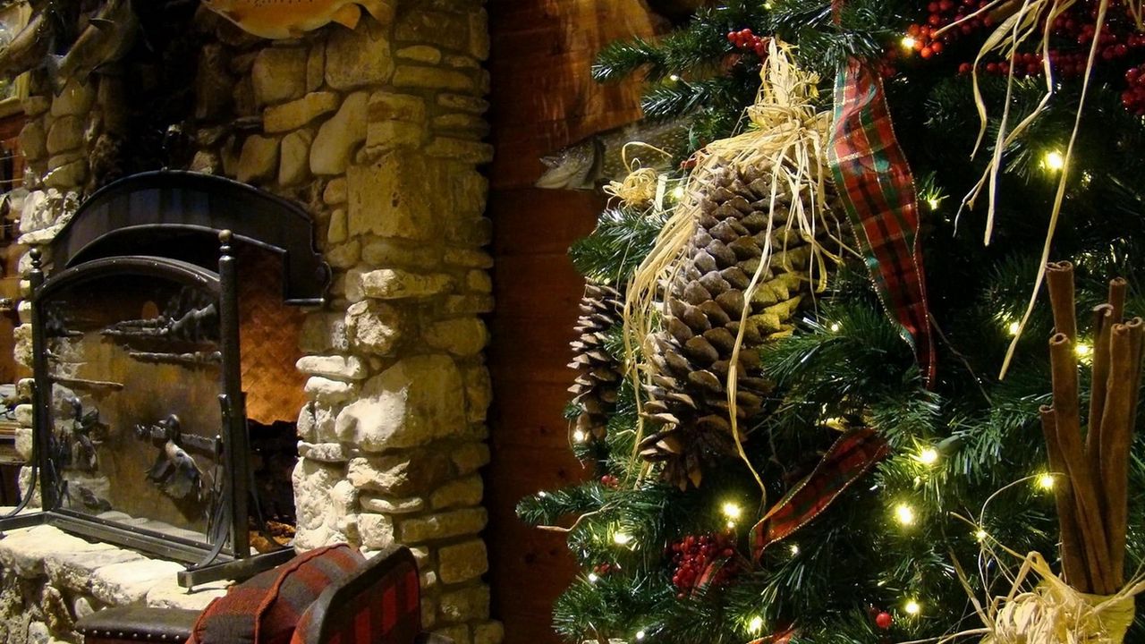 Обои елка, игрушки, гирлянда, рождество, праздник, камин, шишки, уют