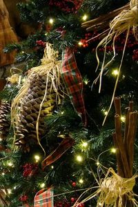 Превью обои елка, игрушки, гирлянда, рождество, праздник, камин, шишки, уют