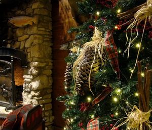 Превью обои елка, игрушки, гирлянда, рождество, праздник, камин, шишки, уют