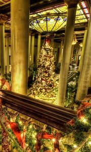 Превью обои елка, колонны, зал, праздник, рождество, гирлянды, украшения