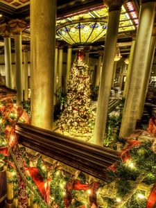 Превью обои елка, колонны, зал, праздник, рождество, гирлянды, украшения