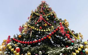 Превью обои елка, новый год, праздник, украшения, снег