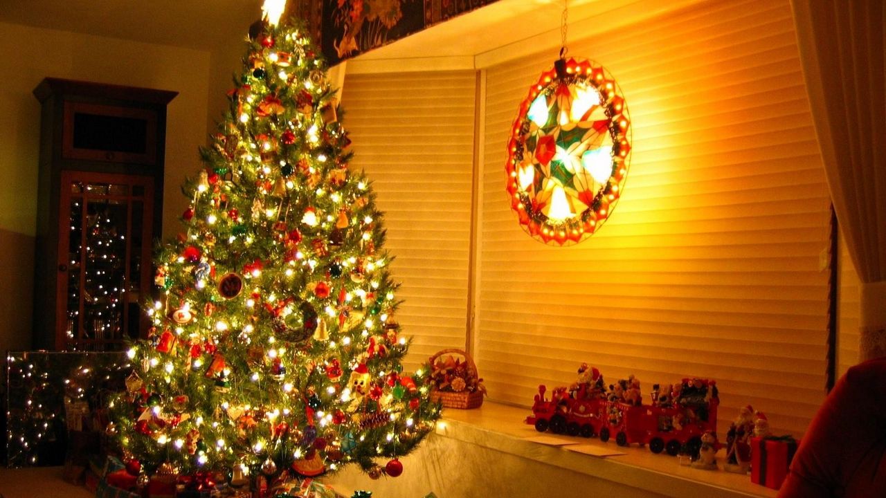 Обои елка, подарки, гирлянды, украшения, игрушки, дом, праздник, рождество, новый год
