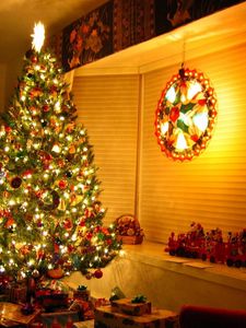 Превью обои елка, подарки, гирлянды, украшения, игрушки, дом, праздник, рождество, новый год