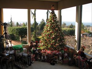 Превью обои елка, подарки, игрушки, дом, стекло, праздник, рождество