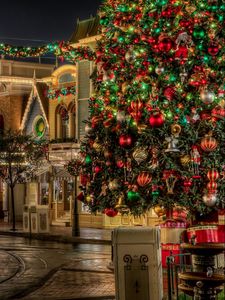 Превью обои елка, подарки, рождество, улица, огни, красота, праздник