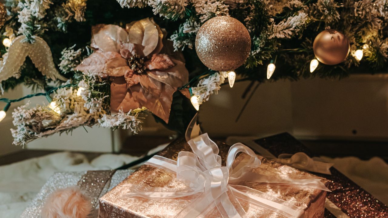 Обои елка, подарки, украшения, рождество, новый год