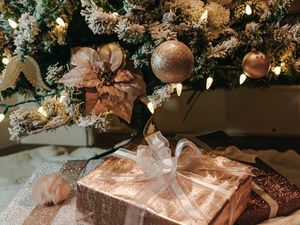 Превью обои елка, подарки, украшения, рождество, новый год