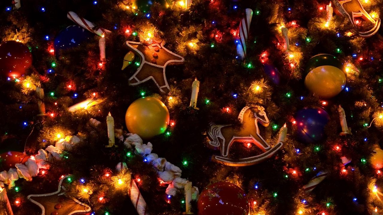 Обои елка, праздник, свечи, украшения, гирлянды, игрушки