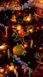 Превью обои елка, праздник, свечи, украшения, гирлянды, игрушки