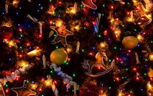 Превью обои елка, праздник, свечи, украшения, гирлянды, игрушки