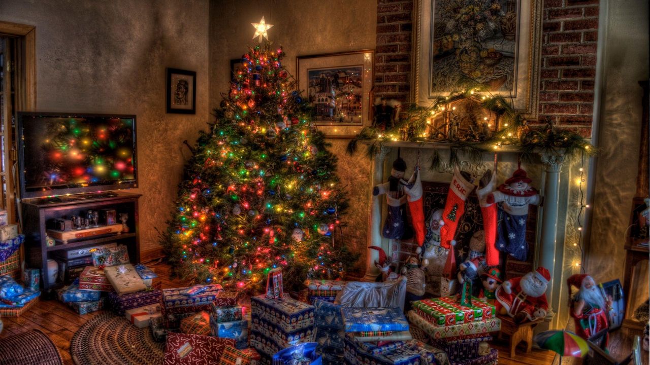 Обои елка, рождество, подарки, камин, праздник, игрушки, чулки, дом, уют