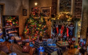 Превью обои елка, рождество, подарки, камин, праздник, игрушки, чулки, дом, уют