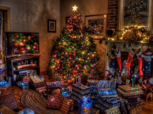 Превью обои елка, рождество, подарки, камин, праздник, игрушки, чулки, дом, уют