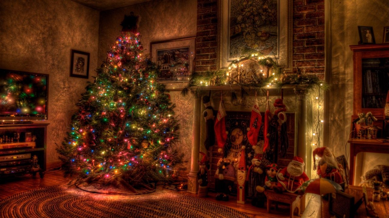 Обои елка, рождество, праздник, гирлянды, камин, игрушки, чулки