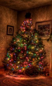 Превью обои елка, рождество, праздник, гирлянды, камин, игрушки, чулки
