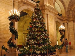 Превью обои елка, рождество, праздник, дворец, колонны, свечи