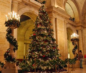Превью обои елка, рождество, праздник, дворец, колонны, свечи