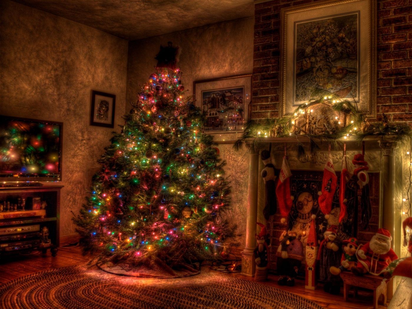 1400x1050 Обои елка, рождество, праздник, гирлянды, камин, игрушки, чулки