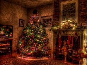 Превью обои елка, рождество, праздник, гирлянды, камин, игрушки, чулки