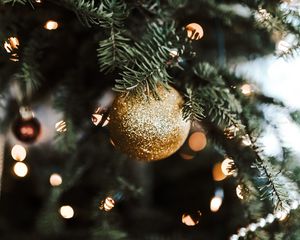 Превью обои елка, шар, украшение, золотой, новый год, рождество