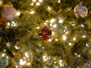 Превью обои елка, шары, гирлянды, украшения, новый год, рождество