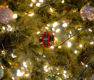 Превью обои елка, шары, гирлянды, украшения, новый год, рождество